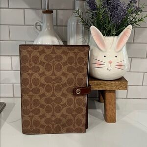✏️ Cute. COACH NOTEBOOK
